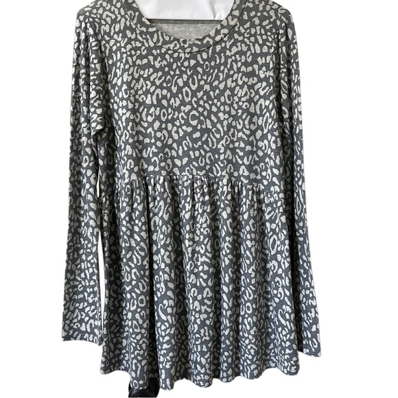 Size medium dark gray light gray leopard pattern long sleeve tunic style top - Picture 1 of 5